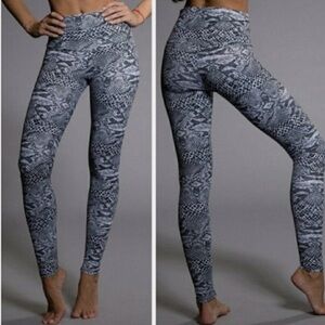 Onzie Basic Snakeskin Midi Yoga Pants Leggings Women’s Size S